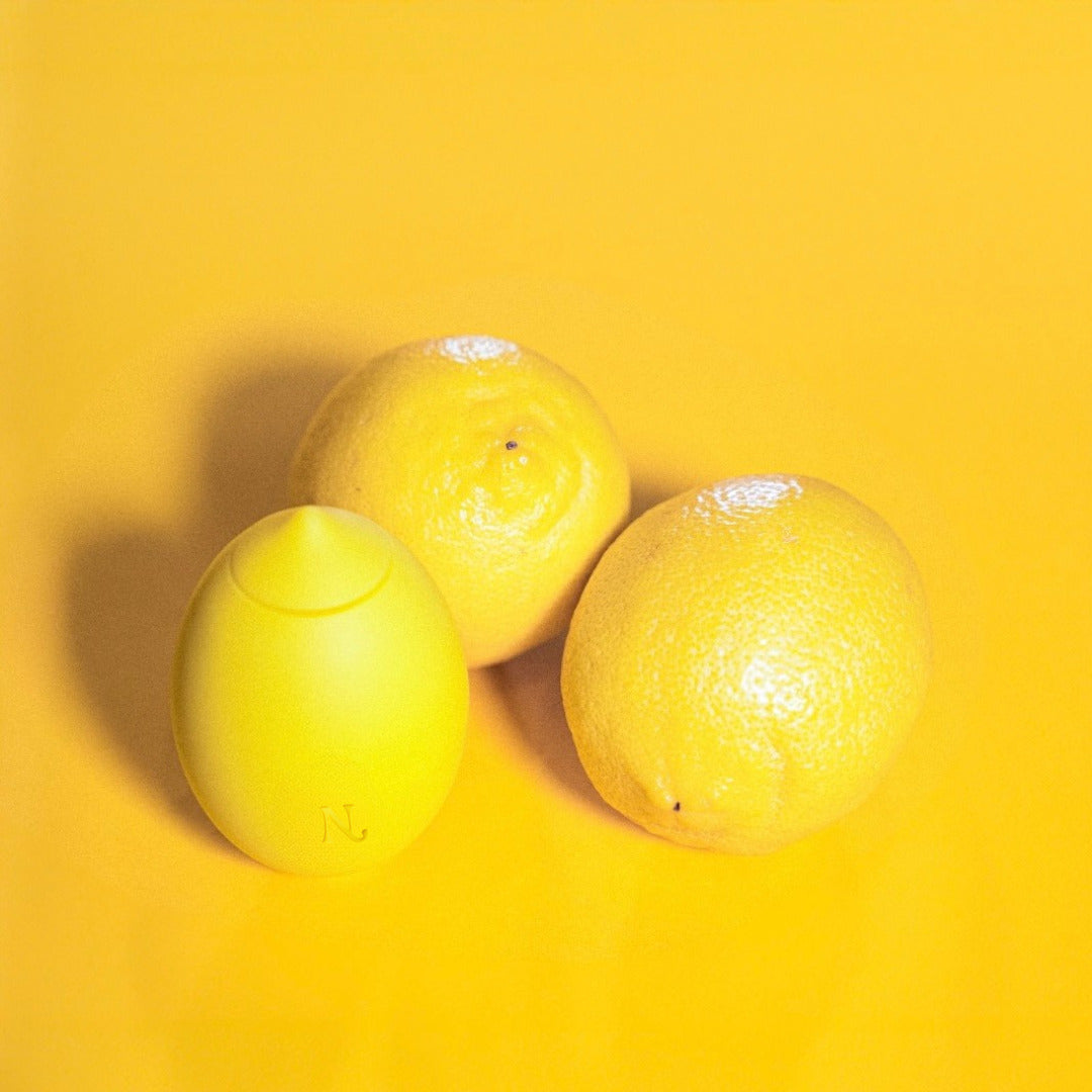 Vibratore Clitorideo al Limone — in mano